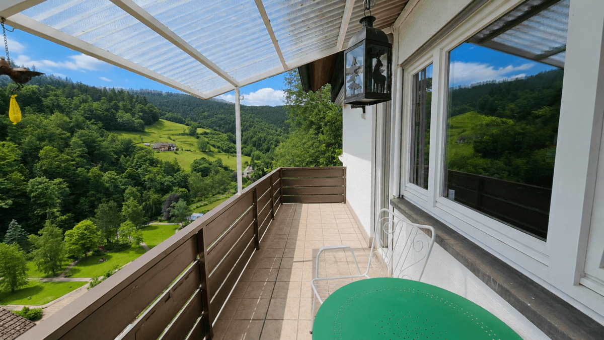 Balkon (Digital optimiert, persönliche Gegenstände entfernt)